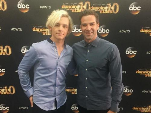 arerue4pic:Gethin Jones on Twitter: “.@rossR5 is about to perform on the #DWTS results show! Top man, love the @officialR5 family. #DWTSAllAccess”