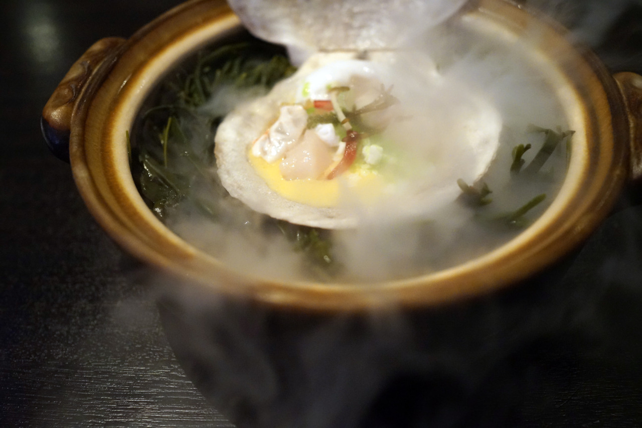 kathrynyu:  Highlights of dinner at Alinea: 1. Raw scallops on a bed of seaweed