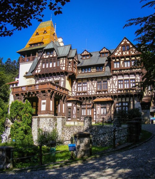 Pelisor Castle in Sinaia / Romania (by chihaiaroxanamaria).