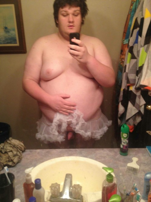 superdadoo2:  look at this small peepee….chubbysissforcock is offering you his pics. good job siss.  