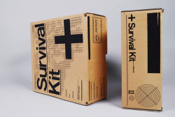 Ambalaj din carton Survival Kit+Ambalajul este realizat din carton CO3 Nature. Cutia este personalizată prin flexografie într-o culoare (negru). Modelul cutiei este FEFCO 0426, ”cutie cu autoformare”.