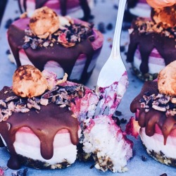 thrivingonplants:Cherry &amp; choc vegan cheesecakes 🍫🍒🍰 First raw vegan cheesecakes I ever made 😍 Have learnt a lot since about what to do and what not to do with these no-bake desserts 😅  You’d be surprised at what you can make using