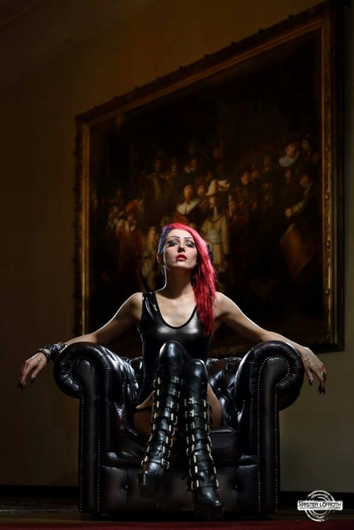 pennytrayshun:  valentinefromhell:  photo by Krister Löfroth  mmmm very sexy! 