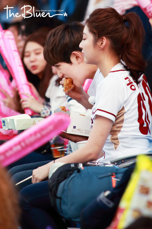 cnbluecl:    150521 Jonghyun eating fried chicken & Seungyeon (WGM) at ‘Nexen Heroes vs LG Twins’ Baseball Game Opening  cr: blog daum the-blue4CNBLUE.CL | twitter.com/CNBLUECL