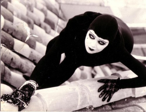 lizbianismo: thewisecrackingstwenties: SHOCKING MUSIDORA in Les Vampires (1915)  Musidora