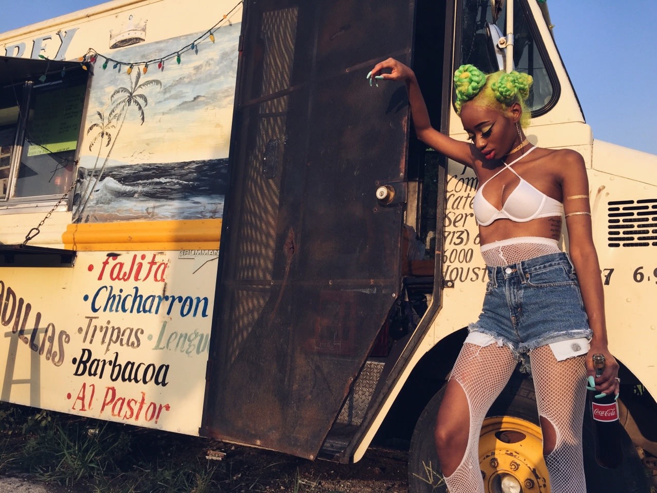 trebled-negrita-princess:  i FUCKING LOVE THOSE POPSICLES   Fucking love her hair