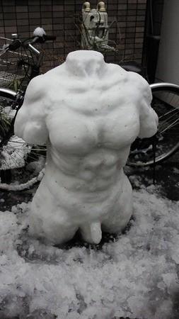 highlandvalley:  この雪だるまやべえ。作ったヤツ絶対に美大生だろ。