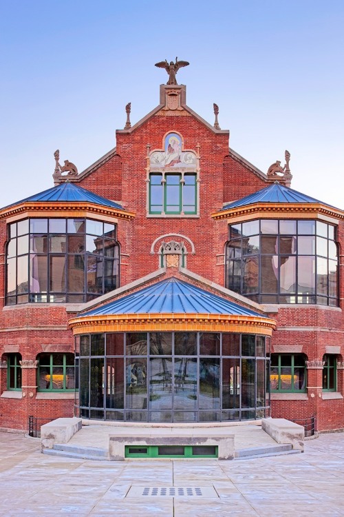 cubebreaker:  Barcelona’s Sant Pau Hospital recently completed a massive renovation.