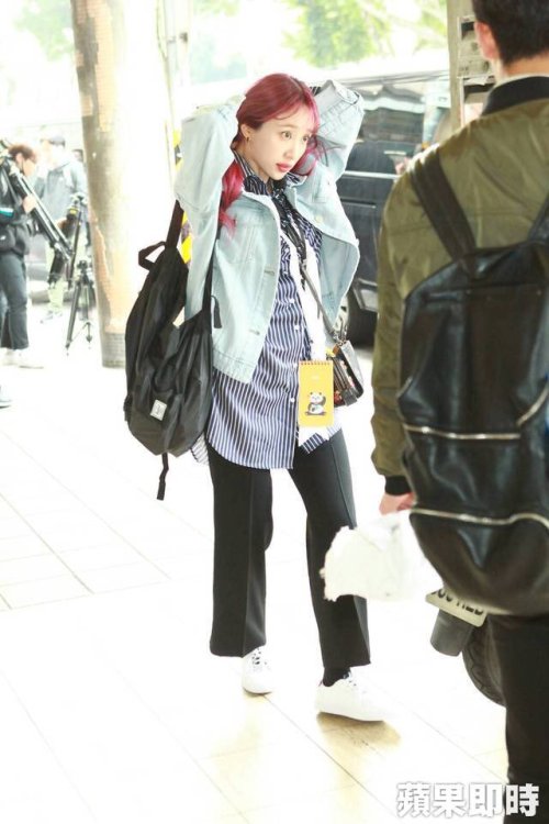 When you start off the trip ladylike but give up and turn into oppa mode. Hani Oppa ♡