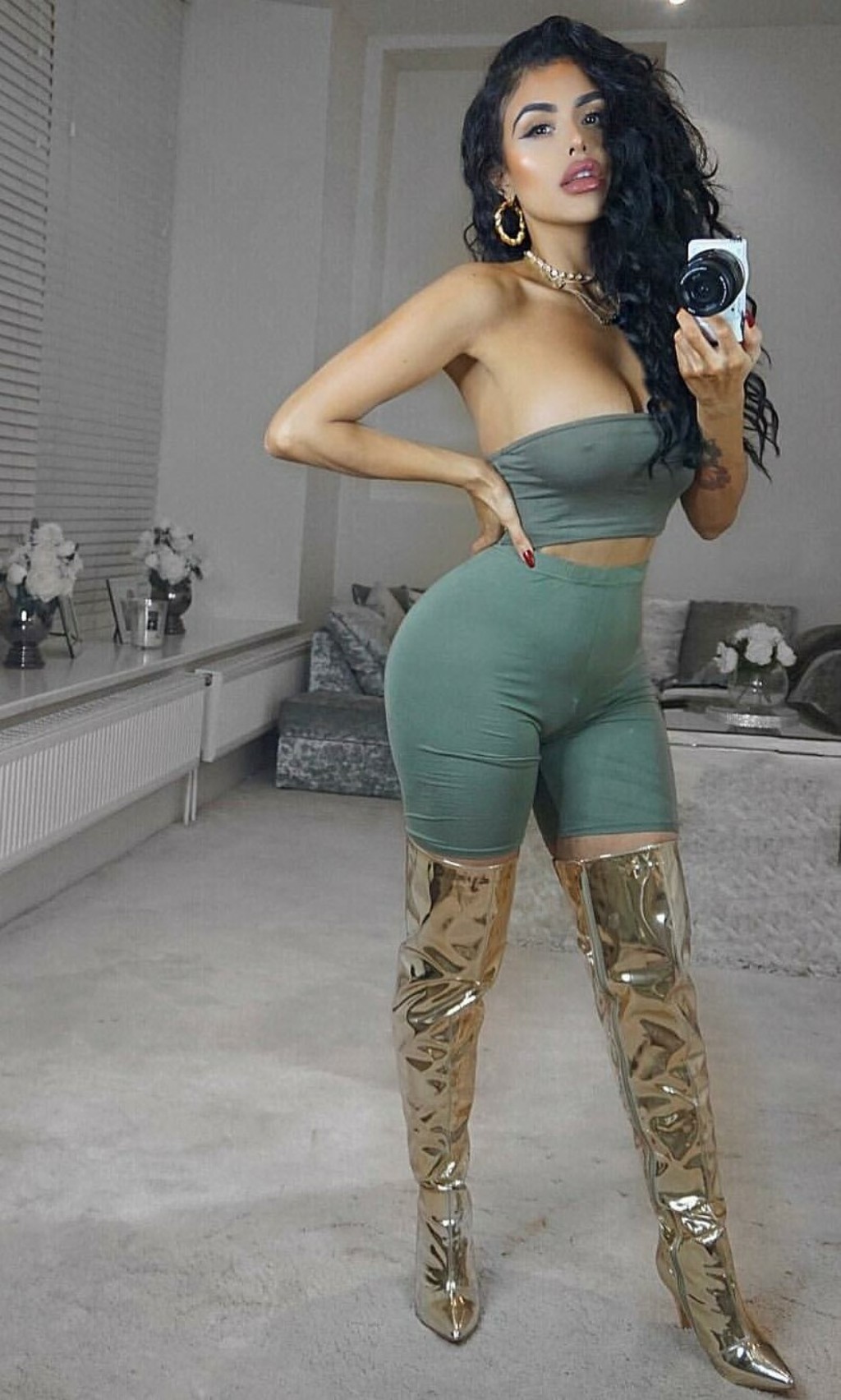chaos-doll:  heels-and-boots-club: metallic boots are hawt af… 💖