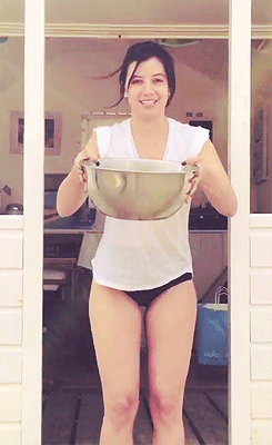 nadioz:  Daisy Lowe does the ALS Ice Bucket