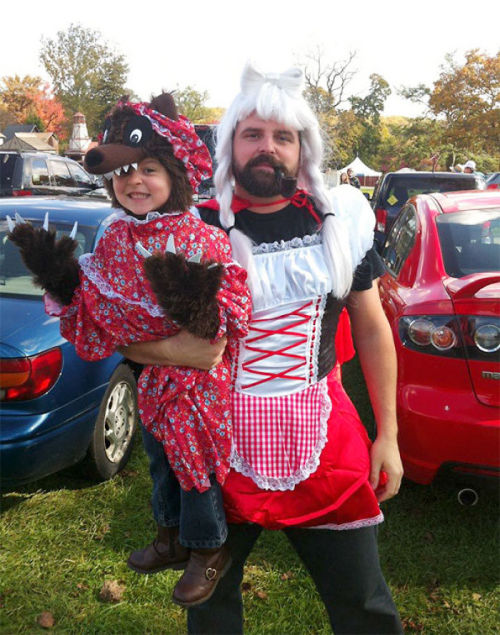 wwinterweb: Creative dad and daughter Halloween costumes (see 9 more)