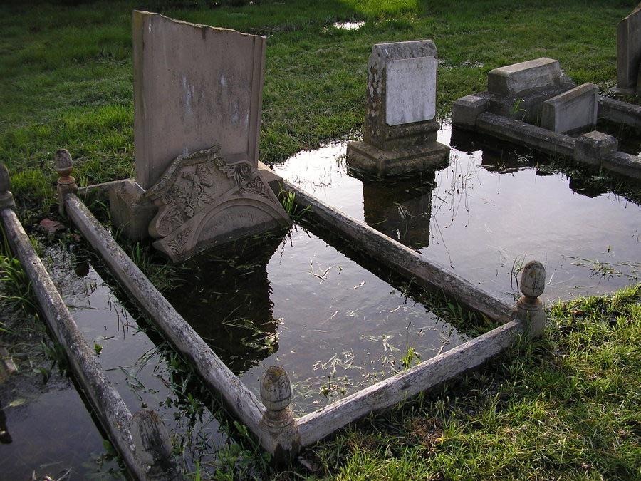 Первооткрыватель мертвых вод хср. Кладбище вода. Емкость для воды на кладбище. Мертвая вода с кладбища. Кладбище в воде и лесу.