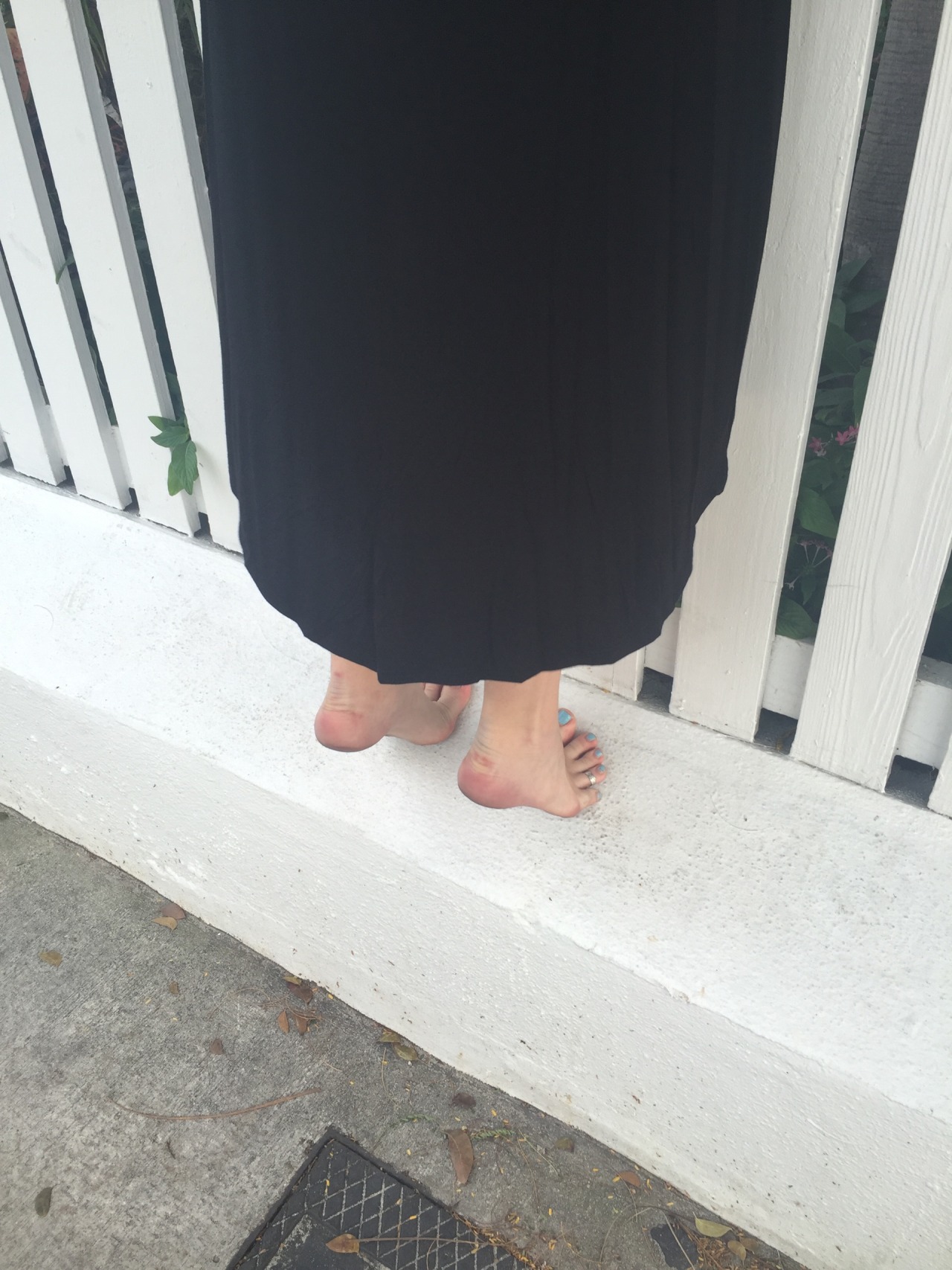 linkasfeet: Walking around barefoot in public made my soles so dirty…