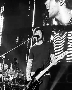 LUKES LITERALLY LICKING THAT MIC?! WTF!? [x]