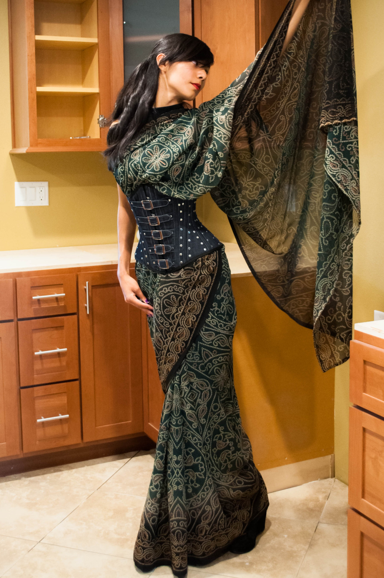 designedtoseduce:  zessinna-saris:  Dark green georgette fabric with the white and