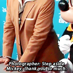 adisneyheart:  becauseitisjohnnydepp:    Johnny Depp receives his Disney Legend Award at the D23 Expo [x]  I can’t handle this 