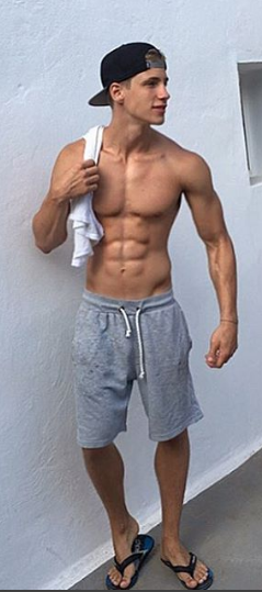 billyraysorensen:  So fuckin’ hot …