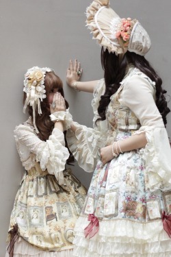 mainichireira:Twin lolita kabedon with kattiefish