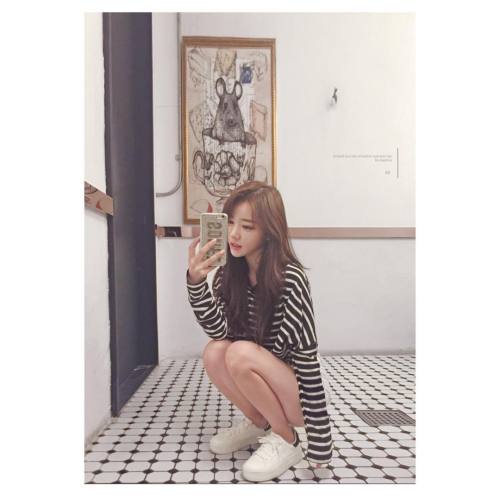 살 열심히 빼서 크롭티 마니마니 입어야징 #c27 #ootd #outfit #selca #selfie #유진 #메이빈스 ✨