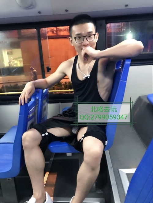 beigequwan123: 这傻逼还他妈缠上我了，天天他妈的找我发骚，让我曝光他，那我只好满足他。哦，扇耳光视频在twitter:twitter.com/beigequwan/sta