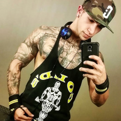 punkerskinhead:  adorable muscled guy with