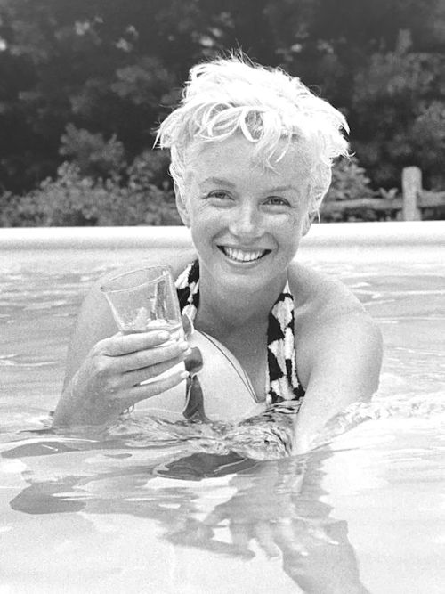 perfectlymarilynmonroe:  Marilyn Monroe photographed