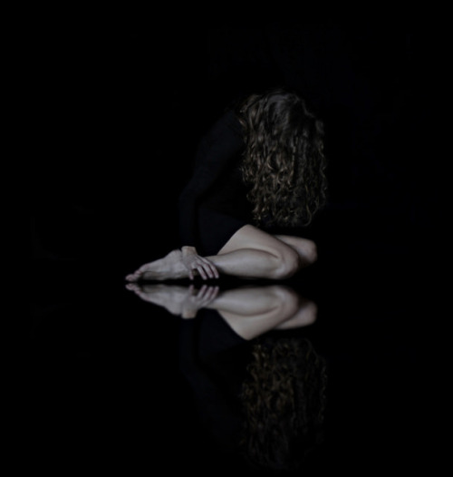 lucy-likes-to-dream:  black by Sus Blanco on Flickr. 