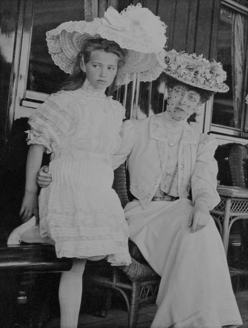 thedaughtersofthetsar:Grand Duchess Maria Nikolaevna of Russia with Princess Victoria of the United 