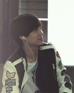 eggturd:  sekai sharing earphones (─‿‿─) 