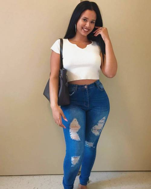 babeswithcurves:  Curvy hotties are looking