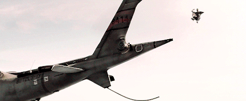 magusdai:beatrice-otter:#unmodified human dropkicking a helicopter#recall that this is also the dude