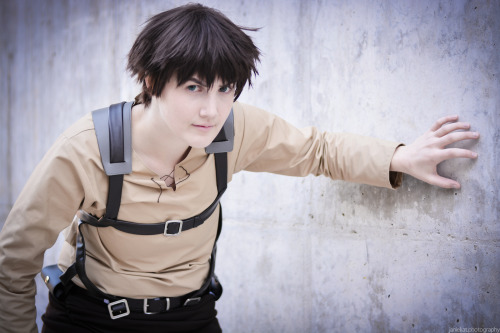 janiekat:Eren Jaeger Shingeki no Kyojin AnimeUSA 2013Eren firewolf826photographer janiekat**rest are