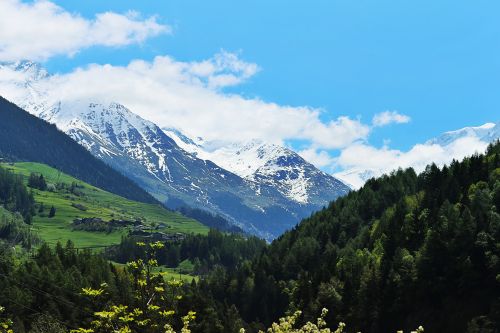 theencompassingworld:  rosemarydanielis:  Nendaz, Switzerland, land of the Alps.  The World Around Us
