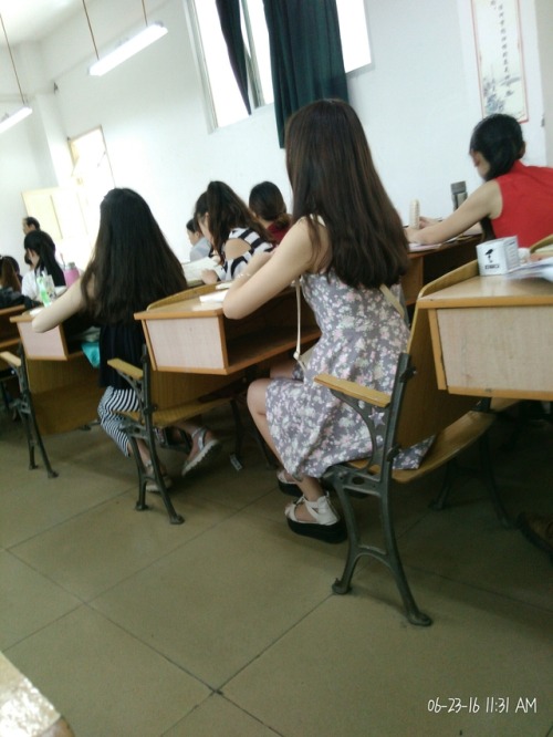 h4ckerwajie: 偷拍的大学时候班上的一位美女。换了好多个节点，看油管没问题，但是上传图片到汤就经常失败，真是xx