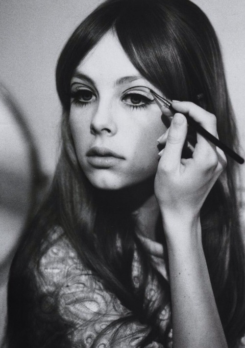 70swoodstocks:Pattie Boyd doing her makeup