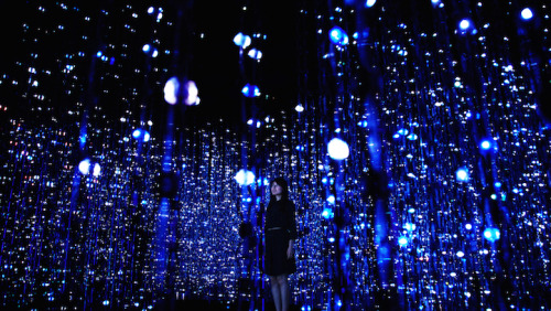 gaylor-moon:  mymodernmet:  teamLab’s Interactive Installation Transports Viewers to Dazzling Universe of Infinite Lights  God I wanna go to this and trip so badly 