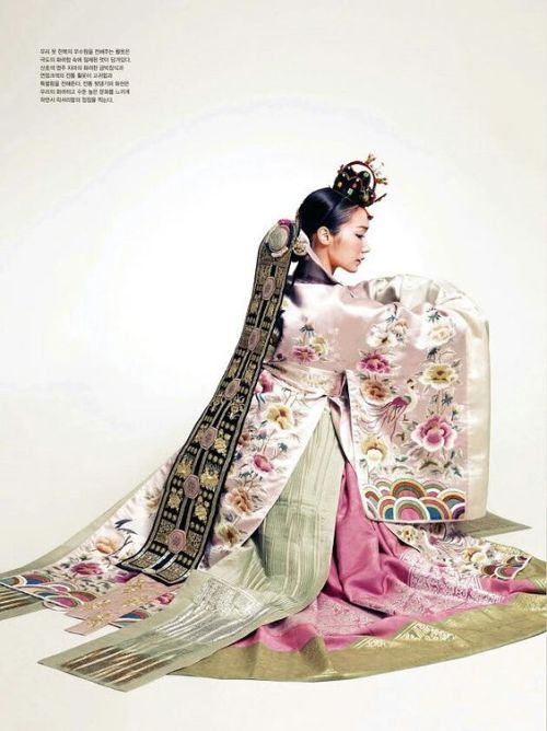 Korean bridal fashions1. Korean wedding hanbok called a wonsam, worn by royalty and court ladies dur