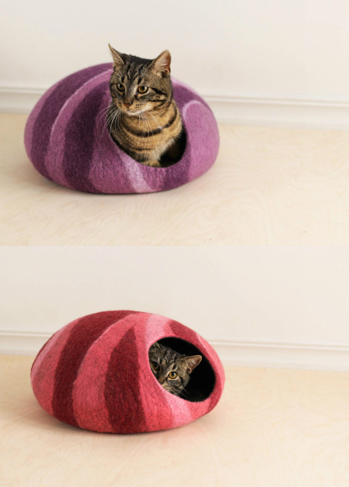 jumpingjacktrash:muchadoeaboutnothing:sosuperawesome:Handmade Felt Cat Caves, Beds and Baskets by el