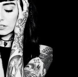 thedropdeadgirls:  Hannah Snowdon by  WALNUTWAX