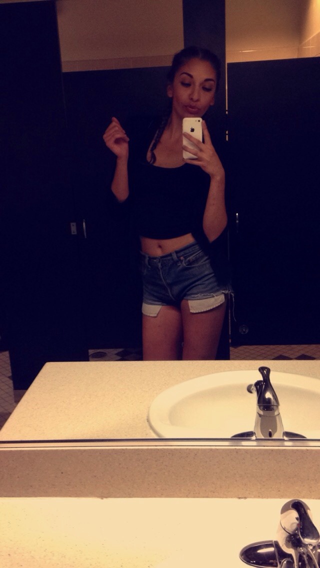 lovelyscars:  Bathroom selfies 😇