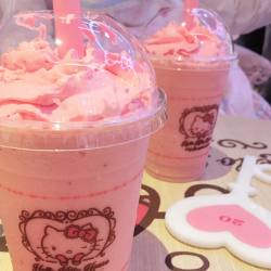 mintopeia:  Hello Kitty strawberry smoothie