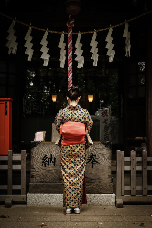 aijingaijin: Girl at a temple in Tokyo, Japanby T.K.O.GET IT HERE bonguri.tumblr.com/post/170