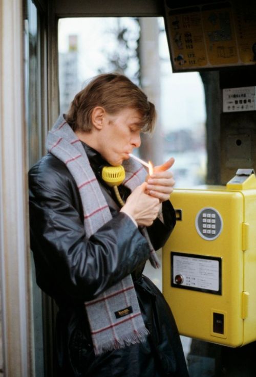 vintageeveryday:A collection of 20 candid photographs of David Bowie touring around Kyoto, Japa