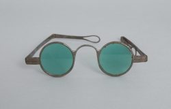 aleyma:  Spectacles, made in the United States in the 18th century (source).