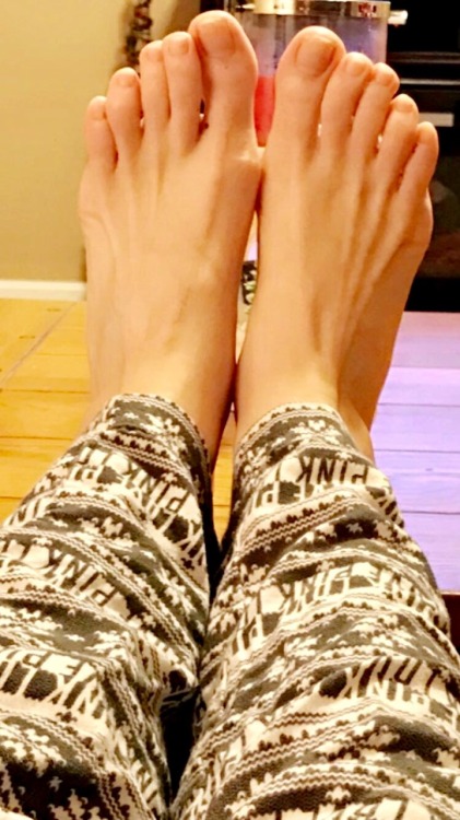 wvfootfetish: nothingbuttmelissa: Where are my toe lovers Melissa I’m right here. :)