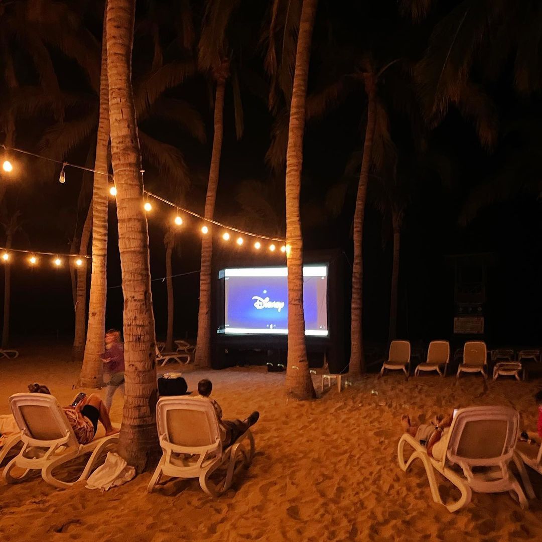 Family Movie night on the beach (socially-distanced) complete with old fashioned popcorn, pizza, soda and a full bar/lounge for the parents 😂❤️😜 (at Hotel Riu Palace Cabo San Lucas)
https://www.instagram.com/p/CWrxKYUtbQf/?utm_medium=tumblr