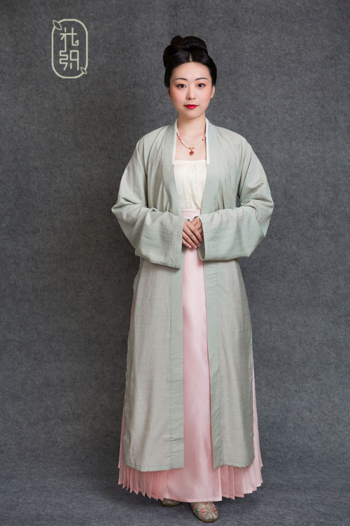 Traditional Chinese hanfu in Song dynasty style by 花织汉服