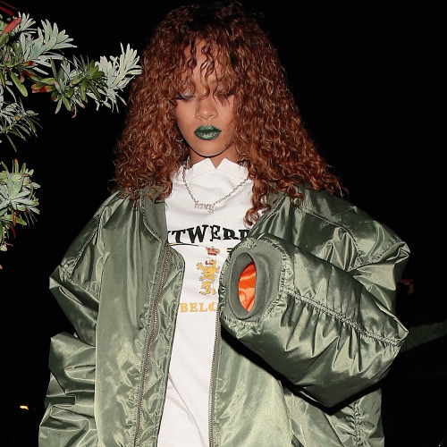 hellyeahrihannafenty:     Rihanna arriving at a restaurant in Malibu (Aug 24)   