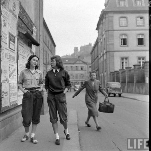 Fast-walking resident passes slower American students in Heidelberg(Walter Sanders. 1947)